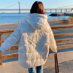 白鸭绒亮面短款羽绒服女新款时尚保暖羽绒外套图片