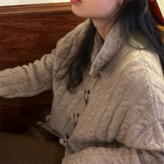 2025年秋季常规款单件长袖复古牛角扣开衫，女装针织衫/毛衣，新胜羊绒