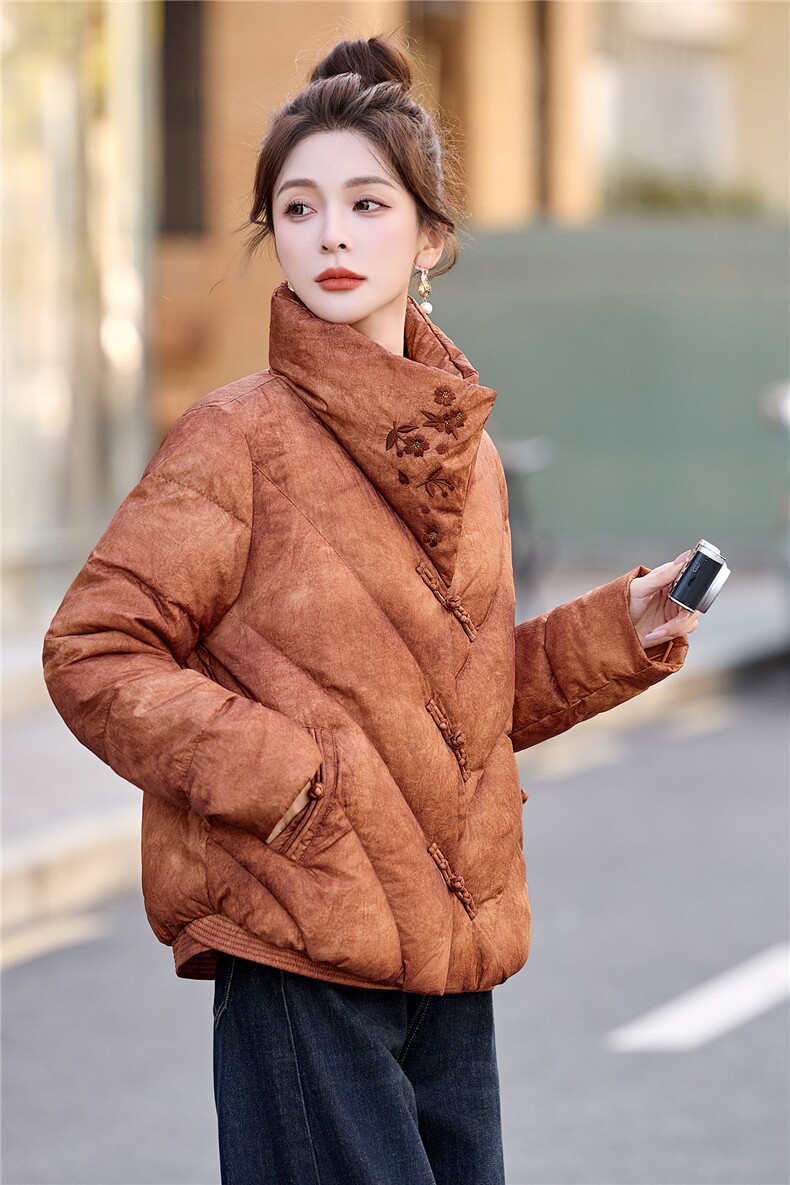 现货！复古新中式刺绣羽绒服女无帽立领设计感短款保暖白鸭绒上衣,女装羽绒服,沐七七
