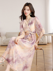 现货碎花连衣裙女夏季新款设计感气质收腰显瘦茶歇法式系带长裙子，女装连衣裙，韩蔻秀