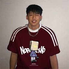酒红色