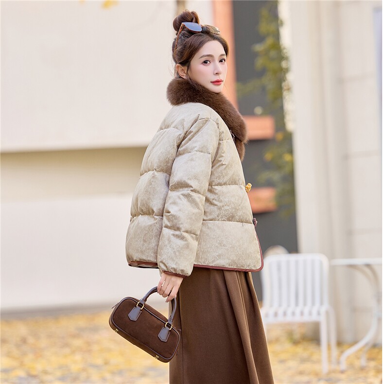 90绒。现货。新中式提花2025冬季狐狸毛领可脱卸短款羽绒服,女装羽绒服,E百度