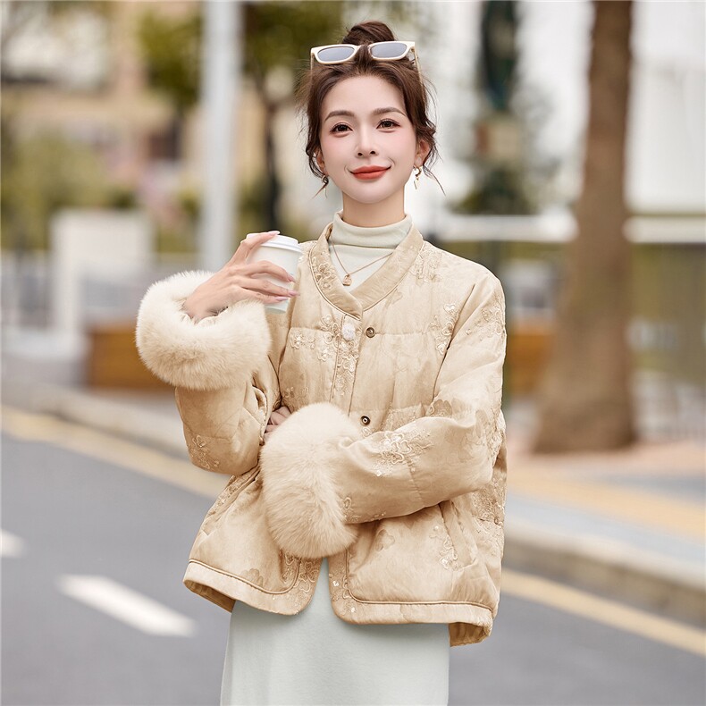 现货。2025年潮冬季真狐狸毛重工刺绣短款新中式羽绒服新款,女装羽绒服,伊仟回