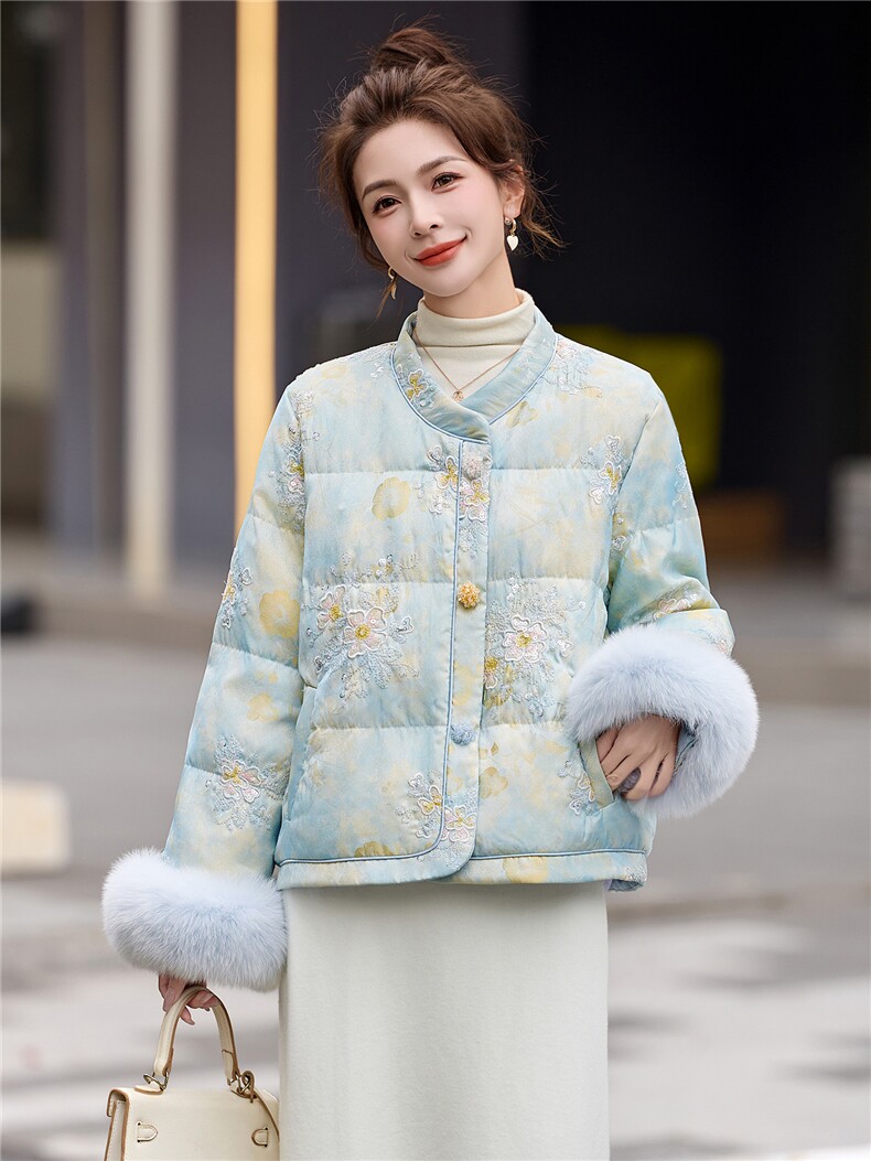 现货。2025年潮冬季真狐狸毛重工刺绣短款新中式羽绒服新款,女装羽绒服,伊仟回