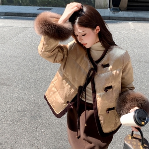 圆领提花料新中式狐狸毛袖短款女式羽绒服图片