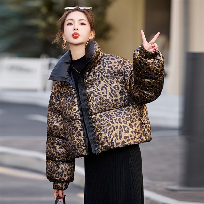 现货时尚豹纹短款羽绒服女2025冬季新款立领烫钻亮面白鸭绒外套,女装羽绒服,美沁