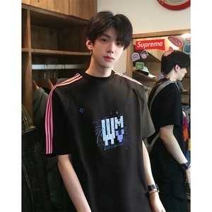 抖音得物品质二开240克宽松纯棉美式潮牌印花三条杠中性风短袖T恤图片