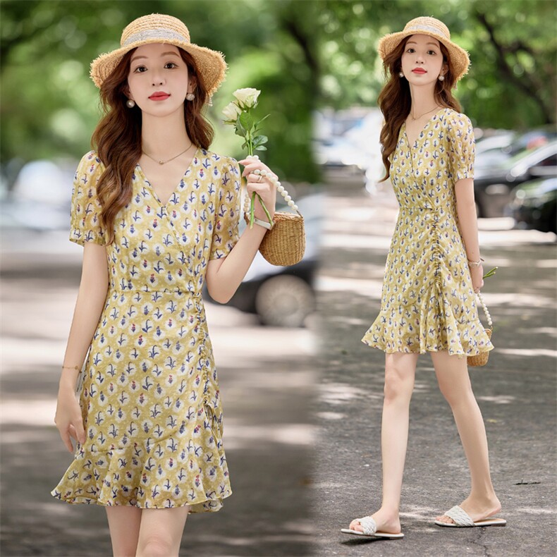气质V领小碎花连衣裙女2025夏季新款小个子收腰修身显瘦鱼尾裙子，女装连衣裙，欧米莱