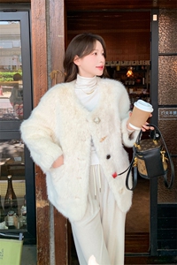 小香风环保皮草外套女短款皮毛一体2025新款设计感毛毛彩扣上衣图片