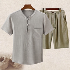 浅灰上衣+豆绿短裤