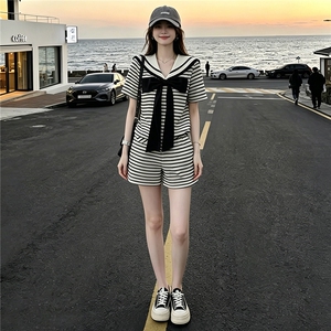 时尚洋气减龄套装女夏新款蝴蝶结翻领黑白条纹短袖上衣短裤两件套图片 时尚洋气减龄套装女夏新款蝴蝶结翻领黑白条纹短袖上衣短裤两件套图片