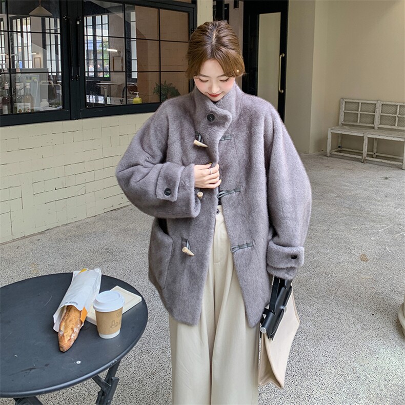 灰色复古高级感牛角扣皮毛一体外套女2025冬新款气质立领毛绒上衣,女装短外套,2C317
