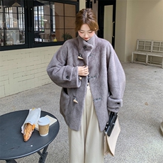 灰色复古高级感牛角扣皮毛一体外套女2025冬新款气质立领毛绒上衣，女装短外套，2C317