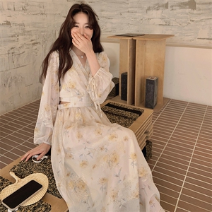 茶歇法式v领碎花连衣裙女2025夏季新款小心机露腰气质显瘦长裙潮图片