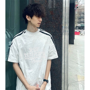 抖音得物品质二开240克宽松纯棉美式潮牌印花三条杠中性风短袖T恤图片