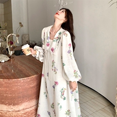森系文艺风娃娃领白色碎花连衣裙女春秋超火好看氛围独特漂亮长裙，女装连衣裙，2C007