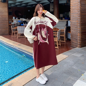 酒红色蝴蝶印花连帽卫衣裙女秋季2025新款慵懒风宽松减龄连衣裙图片