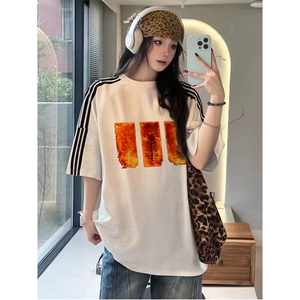 抖音得物品质二开240克宽松纯棉美式潮牌印花三条杠中性风短袖T恤图片