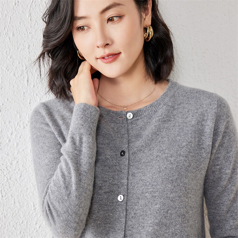 2025年春季修身型常规单件长袖开衫圆领单排扣时尚百搭,女装羊绒衫,春贝羊绒