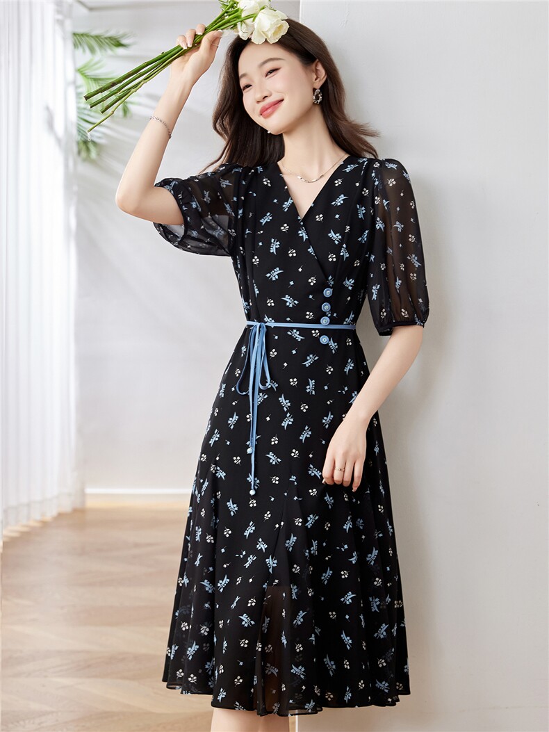 高级感小碎花连衣裙女2025夏季新款V领气质收腰修身洋气减龄裙子,女装连衣裙,布芭啦