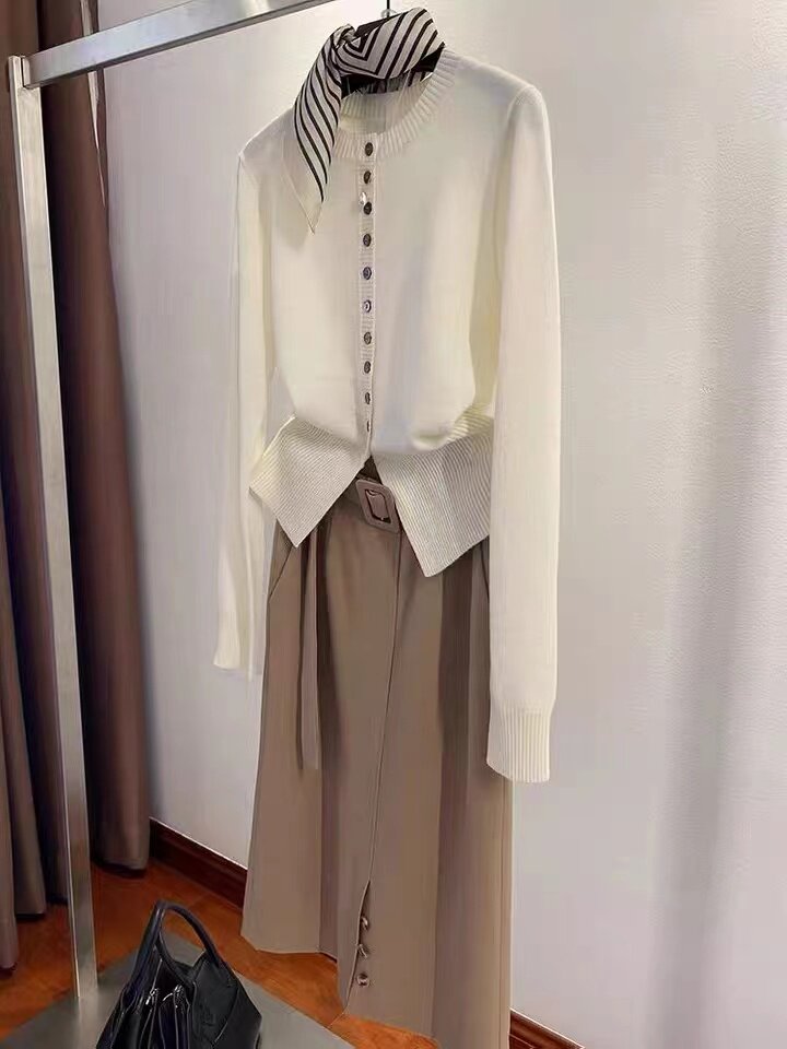 洋气百搭圆领系扣针织开衫女春秋宽松显瘦收腰外套短款羊毛衫图片
