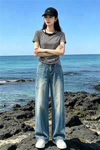 洋气时髦休闲时尚套装女夏新款圆领条纹短袖上衣直筒牛仔裤两件套图片