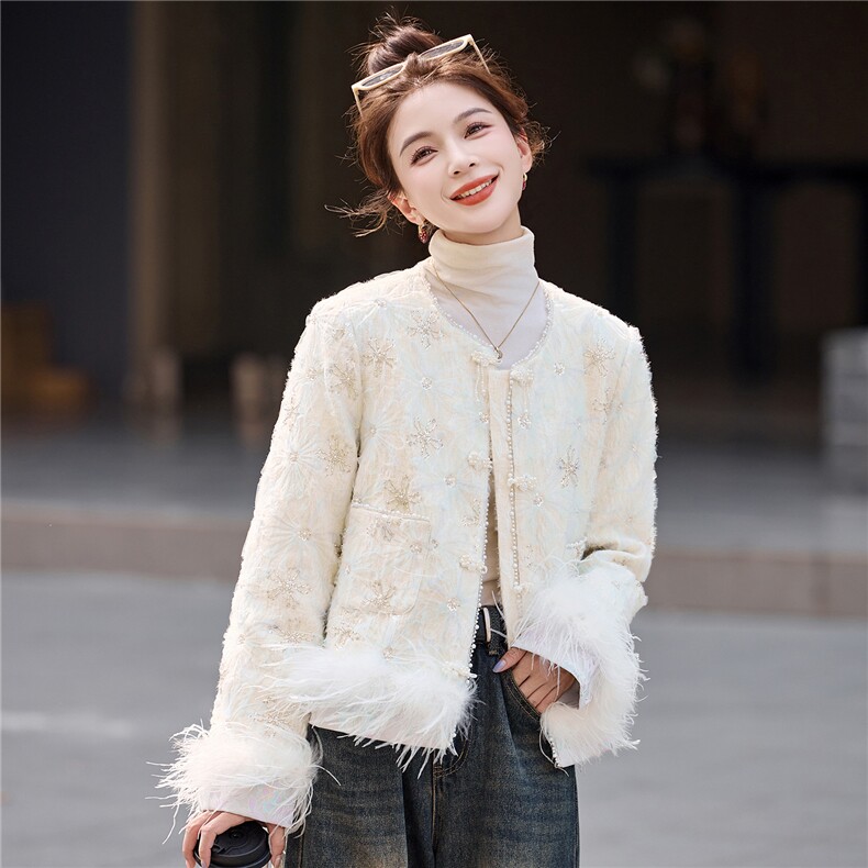 现货，2025年潮冬季真狐狸毛重工刺绣钉珠短款新中式羽绒服新款,女装羽绒服,艾仟回(原伊仟回)