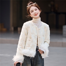 现货，2025年潮冬季真狐狸毛重工刺绣钉珠短款新中式羽绒服新款，女装羽绒服，艾仟回(原伊仟回)