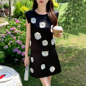 小香风气质立体花朵套装女2026夏新款无袖背心显瘦半身短裙两件套图片