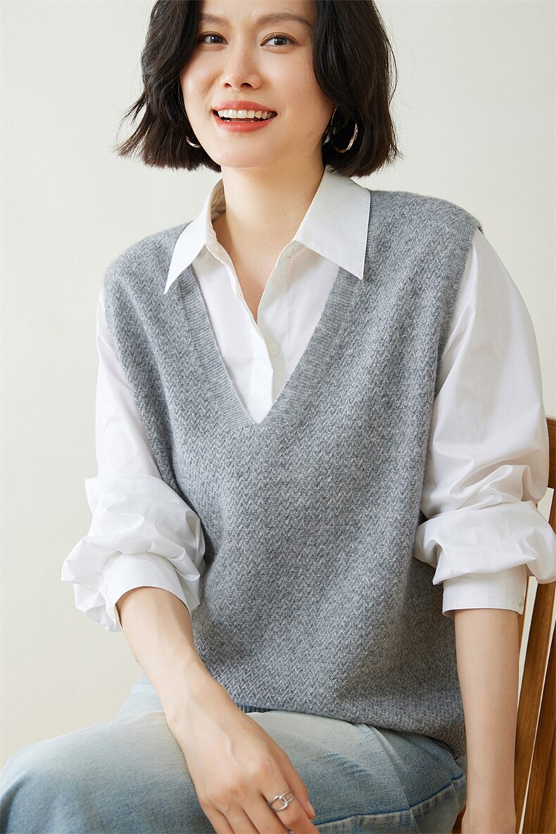时尚百搭女羊绒马甲红色V领无袖针织背心显瘦保暖秋冬季必备单品,女装马甲,迎冬羊绒