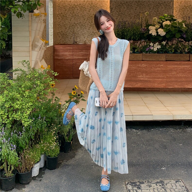 夏日ootd穿搭蓝色镂空针织背心套装女2025超火好看印花长裙两件套,女装连衣裙,维壹
