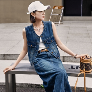 高品质欧货2024夏季新款做旧水洗牛仔马甲上衣后开叉半身裙套装女图片