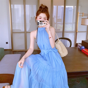 法式度假风蓝色挂脖吊带连衣裙女夏2025新款长裙显瘦独特漂亮气质图片