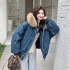 现货复古气质连帽牛仔羽绒服女配狐狸毛可拆卸保暖外套中长款，女装羽绒服，2C159