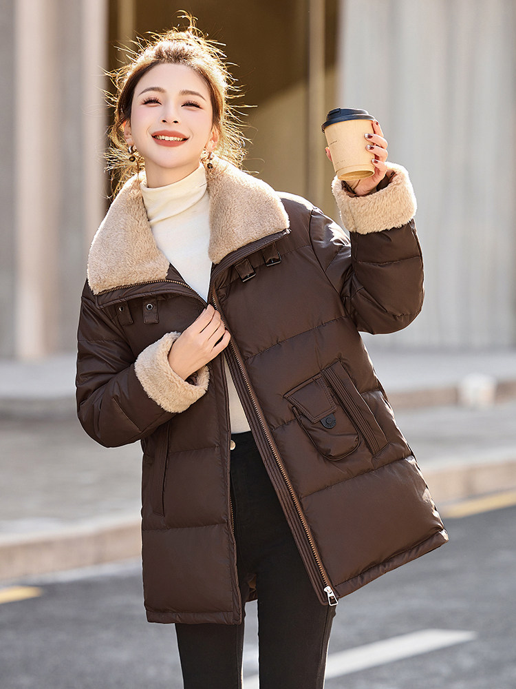 免洗PU皮羽绒服女中长款2026冬新款羊羔毛拼接翻领保暖白鸭绒外套,女装羽绒服,沐七七