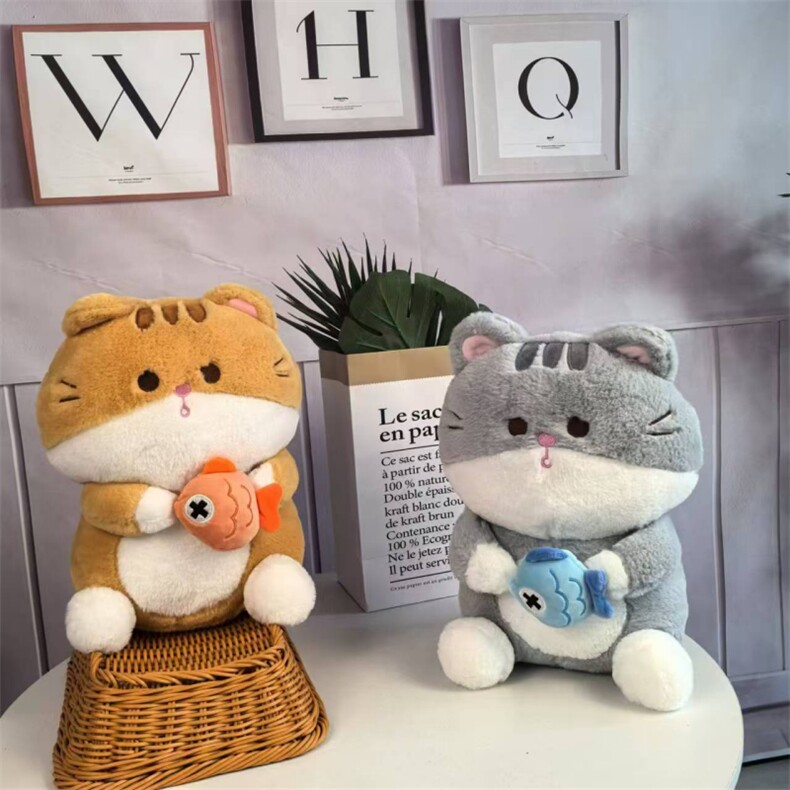 可爱萌软精美毛绒玩具抱鱼猫，十寸十五寸毛绒玩具厂家