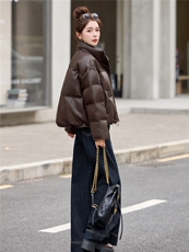 pu皮短款羽绒服女冬季2025新款小个子今年流行款加厚保暖外套立领，女装羽绒服，依万里