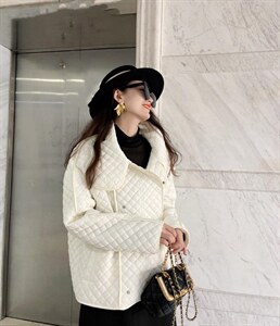 轻薄衣，感情寻找它的模特儿，衣服挂在橱窗，有太多人适合，图片