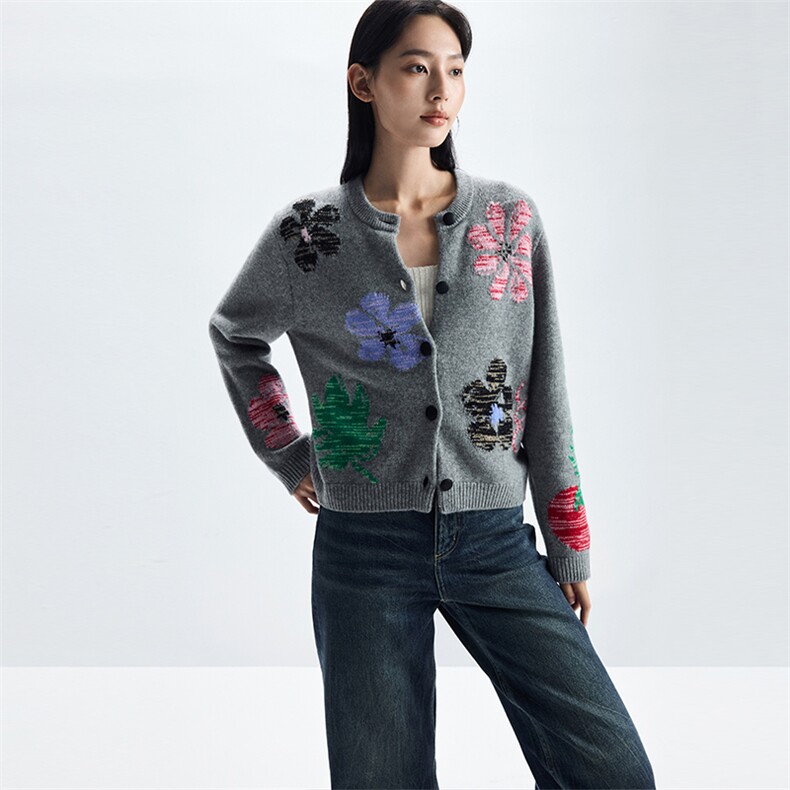 2025年秋季长袖圆领提花大花开衫时尚百搭通勤休闲，女装羊绒衫，致织羊绒