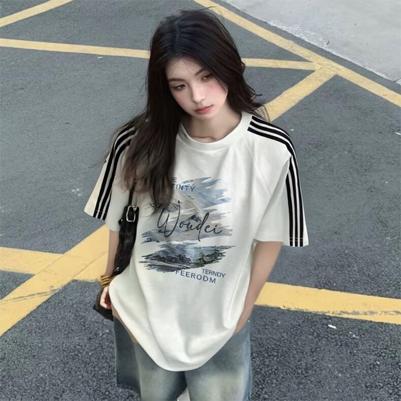 抖音得物品质二开240克宽松纯棉美式潮牌印花三条杠中性风短袖T恤图片