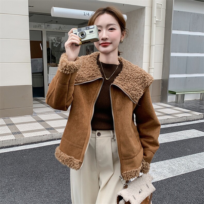 2024年冬季新款大翻领仿羊羔毛宽松短款三角扣皮毛一体外套,女装羊羔毛/颗粒绒,冬木谷雨