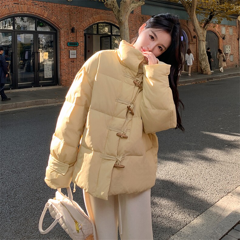立领奶黄色牛角扣羽绒服女冬季2025新款温柔风奶乎乎爆款高级感,女装羽绒服,蝶眷