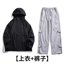 黑色上衣＋灰色裤子