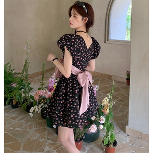 法式甜美碎花v领连衣裙女2025夏季新款韩版收腰显瘦泡泡袖短裙子图片