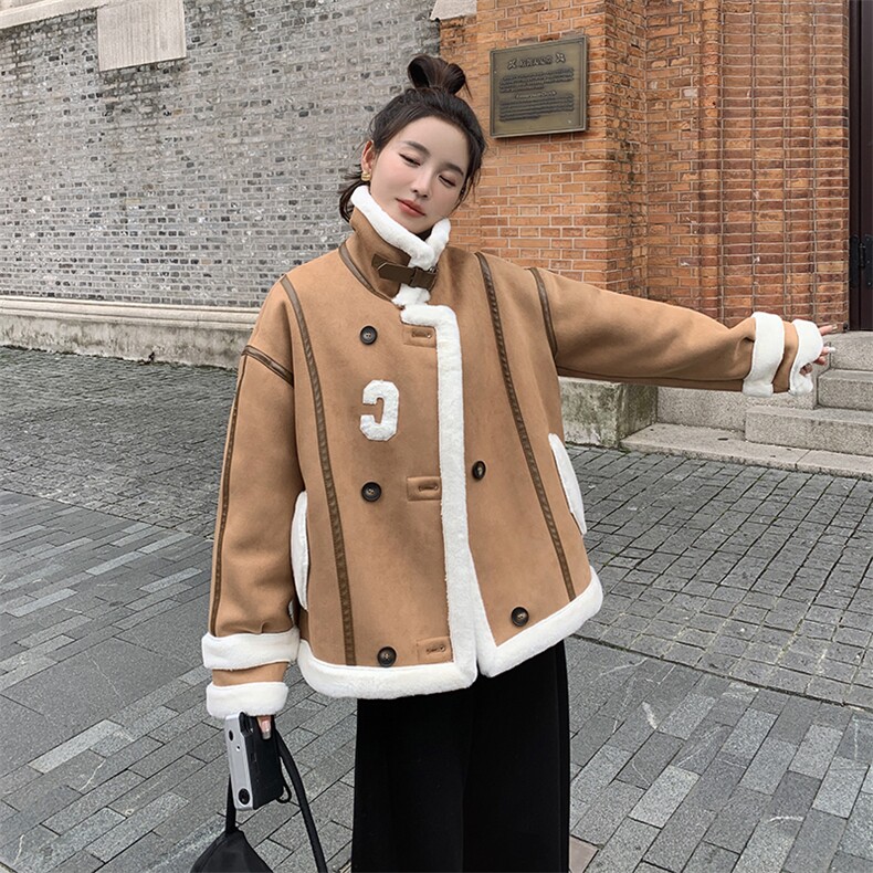 新款现货2024皮毛一体字母休闲时尚小个子外套2C220.L2P200K299,女装短外套,2C220
