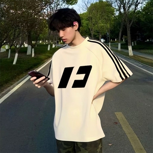 抖音得物品质二开240克宽松纯棉美式潮牌印花三条杠中性风短袖T恤图片