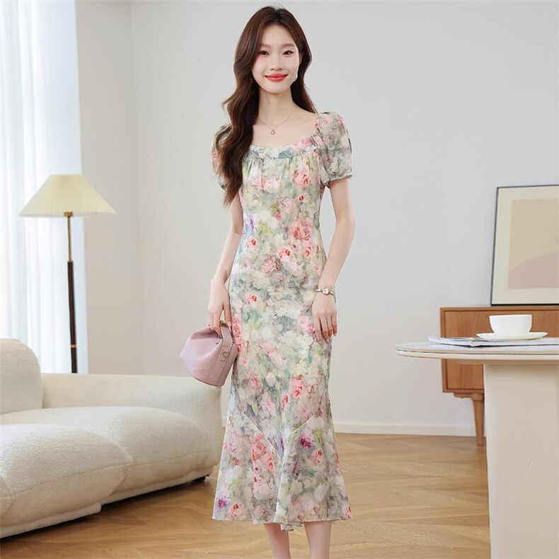 2025春季新款泡泡袖碎花连衣裙法式方领度假荷叶边鱼尾长裙M，女装连衣裙，艾米