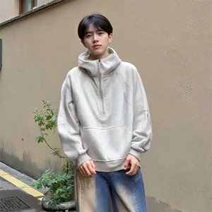 抖音得物二开美式重磅宽松结构拉链设计防风高领连帽卫衣外套W76,玫红色半身裙的搭配什么外套好看吗图片