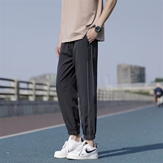 灰色