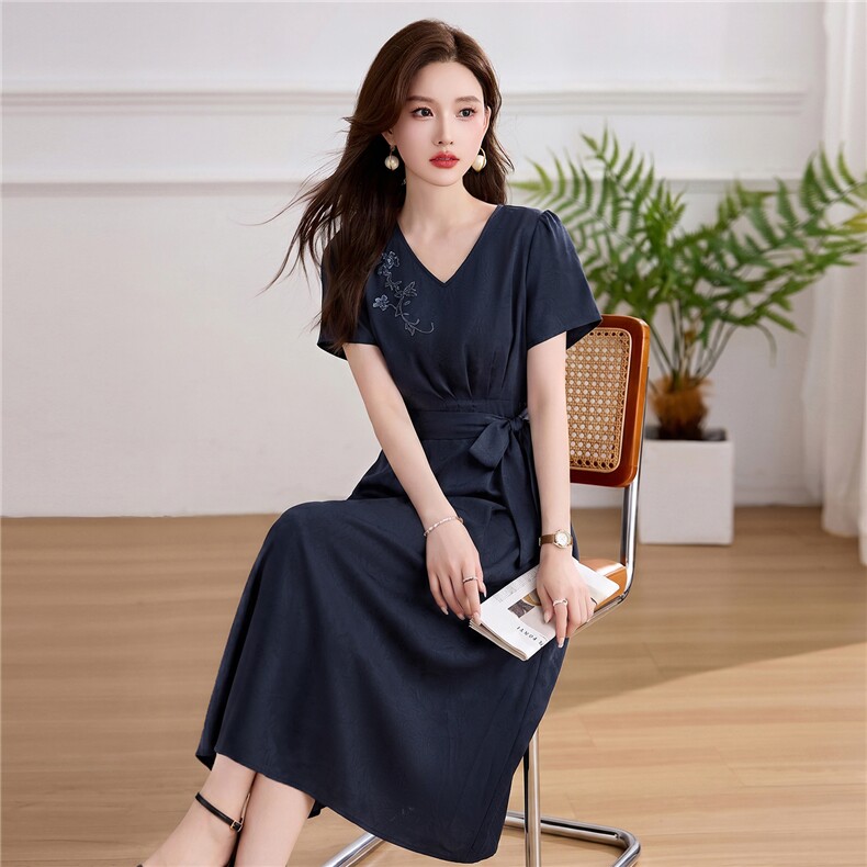 时尚潮流2026年夏季气质钉珠V领修身连衣裙,女装连衣裙,伊航服饰